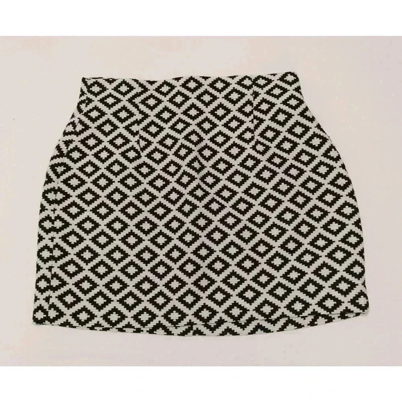 Zara Woman Size Medium Mini Geometric Black White pattern Skirt - Picture 3 of 6
